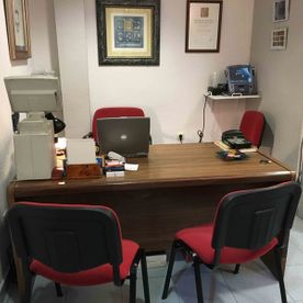 Clínica Médica Santiago Pérez Pascual consultorio con sillas rojas
