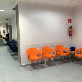 Clínica Médica Santiago Pérez Pascual sillas en sala de espera